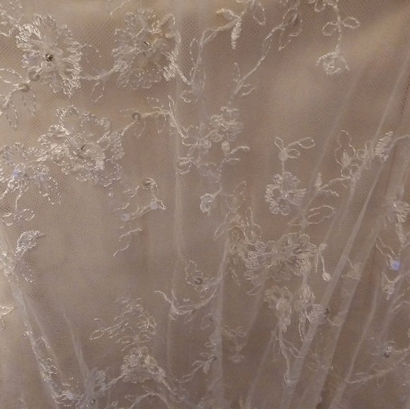 Wedding dress - Picture 8 of 16